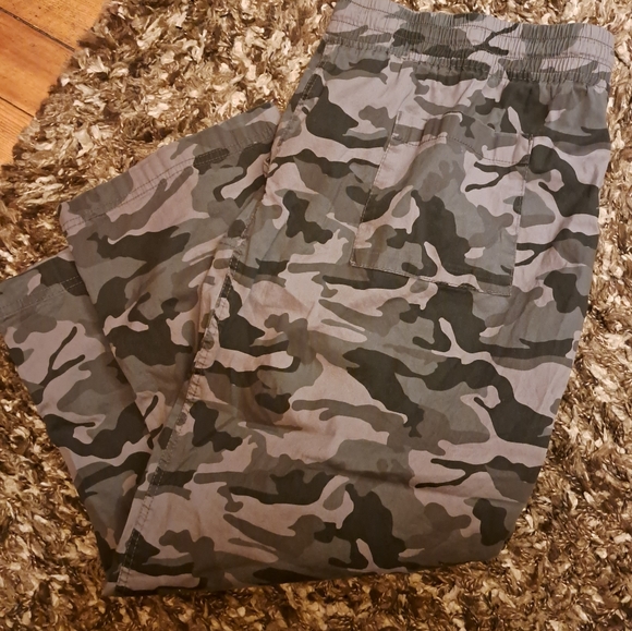 Plus Size Camo Crops - Picture 2 of 5